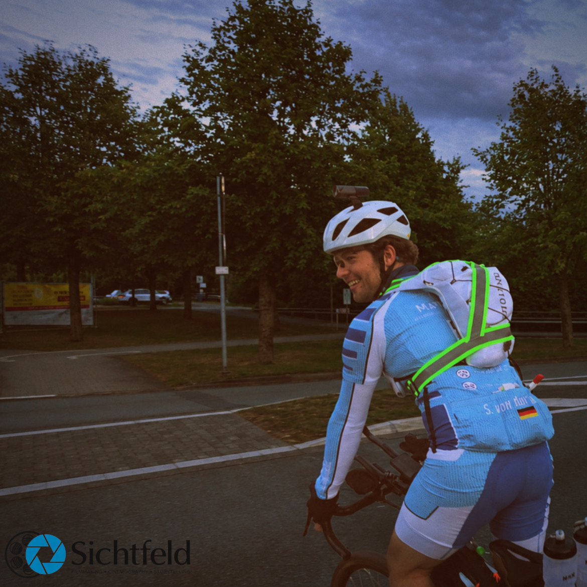 Silas von der Heyden blickt während der Fahrt lächelnd zur Kamera zurück