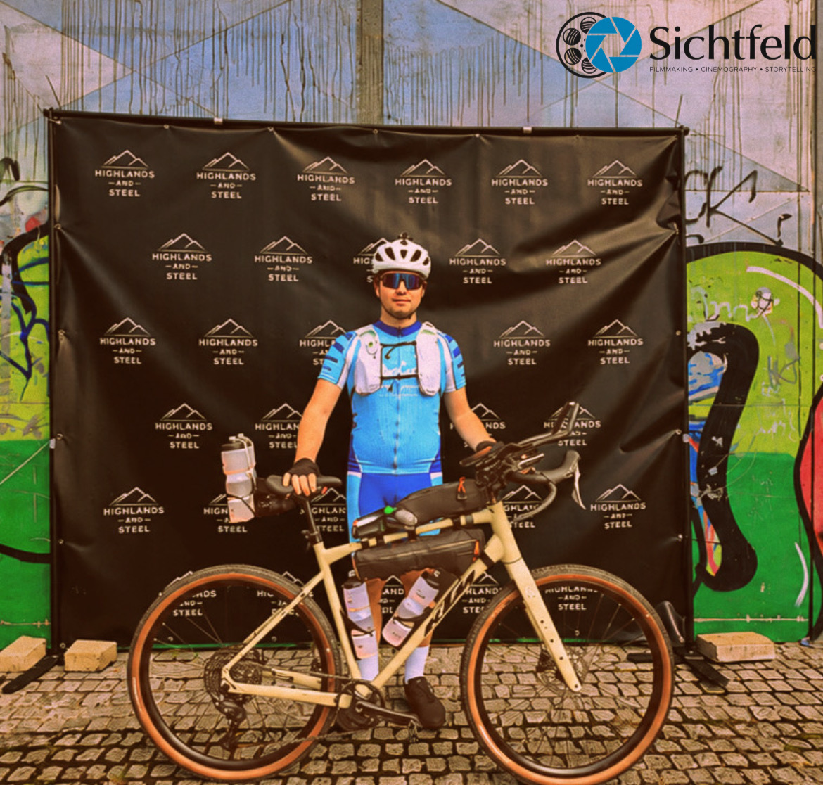 Silas von der Heyden mit seinem Fahrrad vor der Highlands-&-Steel-Fotowand