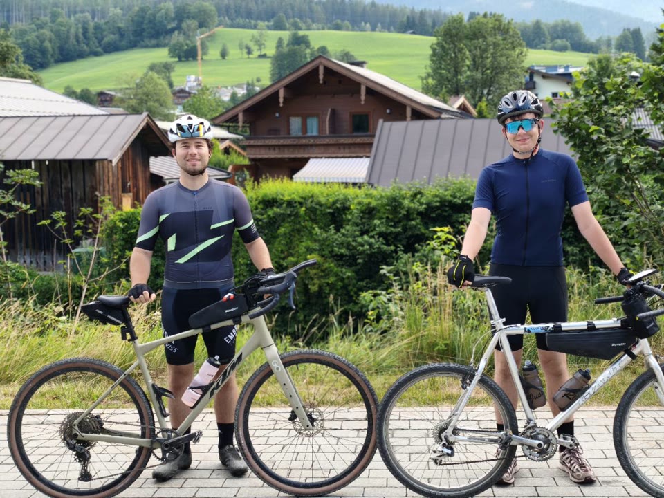Silas von der Heyden und Begleitung mit Fahrr&auml;dern in den Bergen